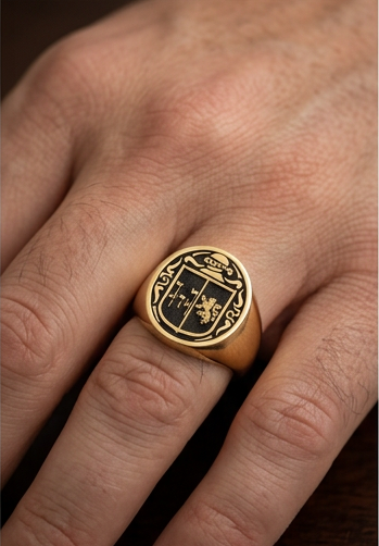 Custom crest ring Buchanan